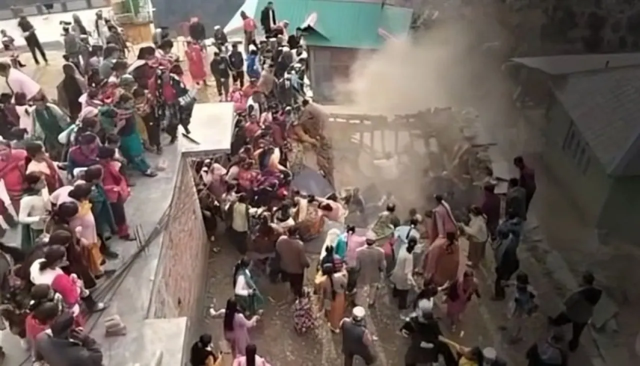 Video Wedding turns into disaster after the roof collapses on attendees