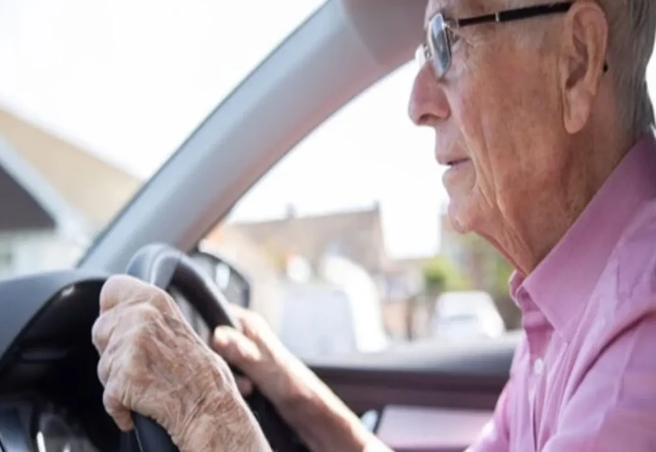 How do early driving habits reveal the risk of dementia Here are 3 main signs