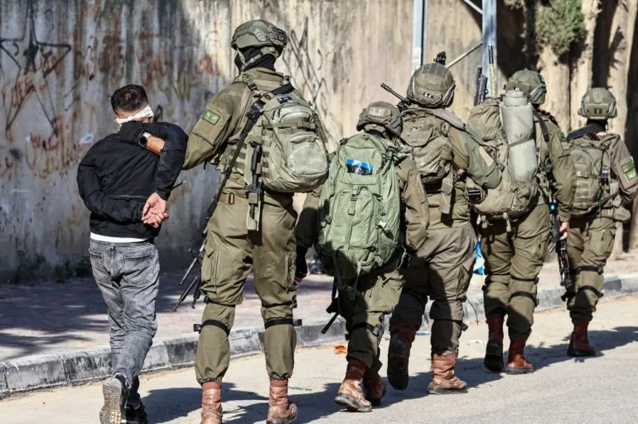 The occupation arrests 100 Palestinians in the West Bank including leaders and freed prisoners