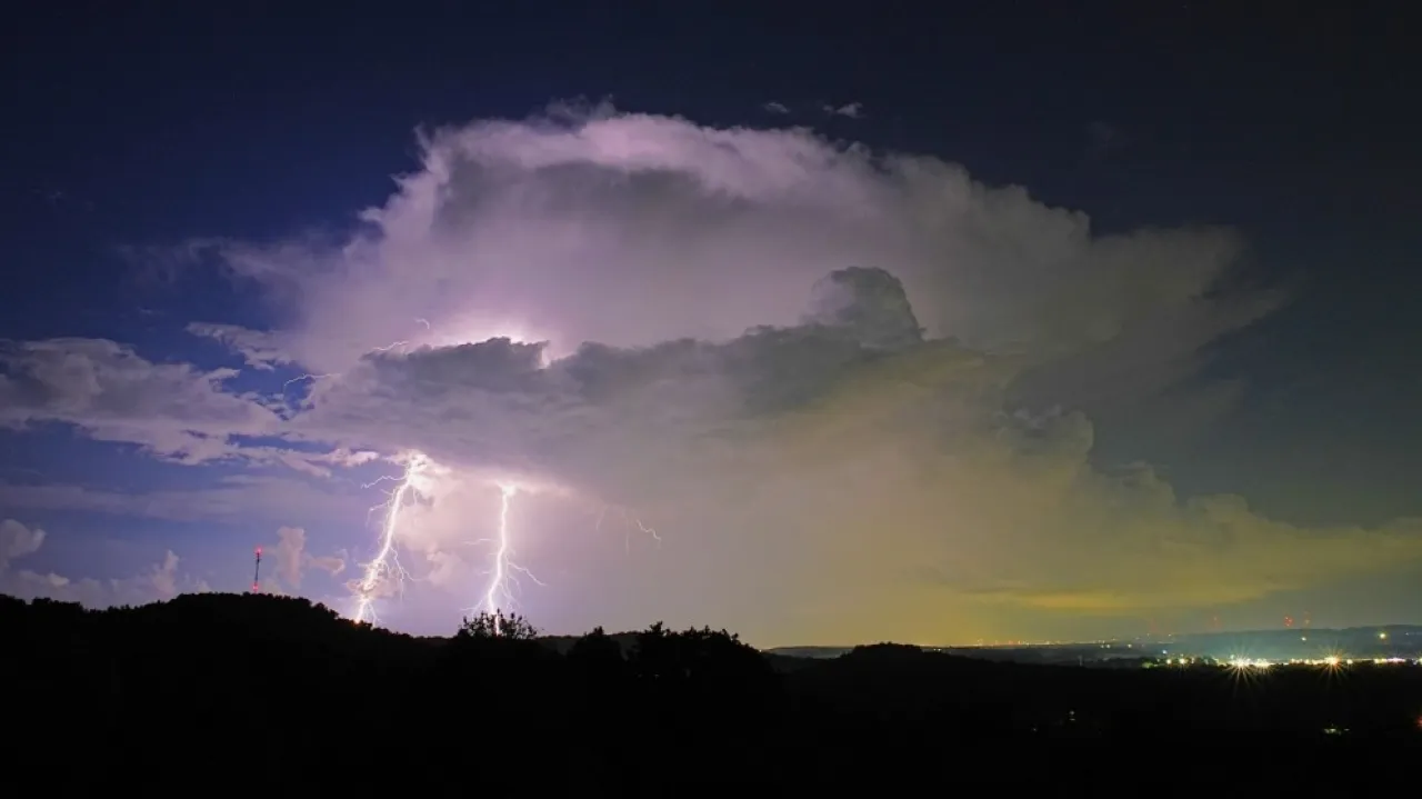 الأرصاد تحذر من خطر السيول واحتمالية حدوث فيضانات محلية وعواصف رعدية