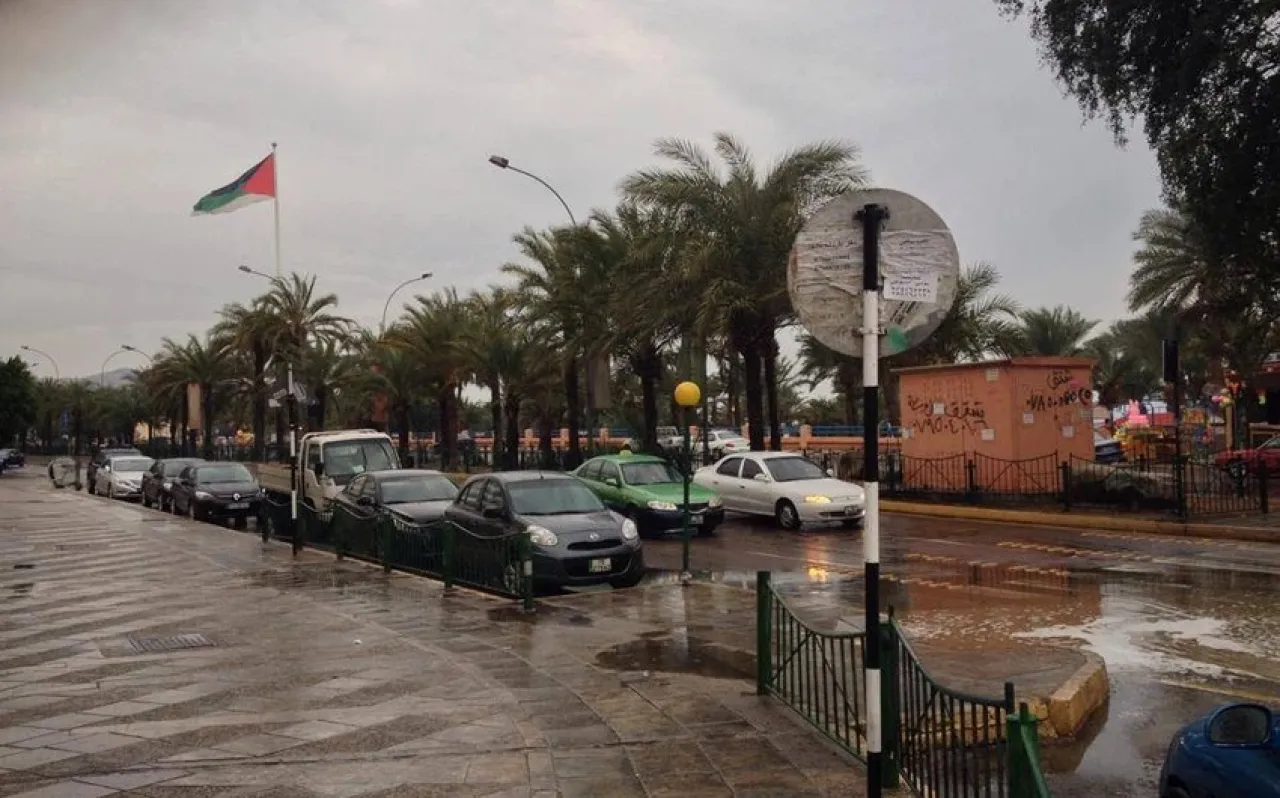 عاجل / هطولات غزيرة ورعدية بمناطق في العقبة وتحذيرات من السيول 