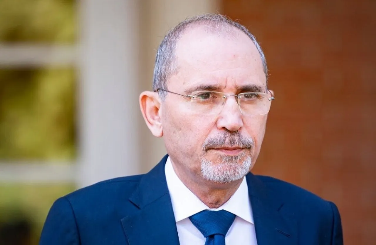 الصفدي يبدأ زيارة عمل إلى قطر