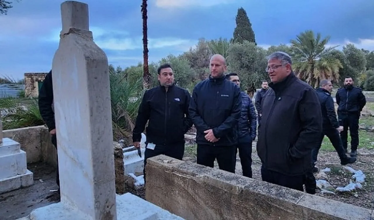 بعد اقتحام المقبرة وإزالة الخيمة بن غفير يهدّد بهدم قبر القسّام