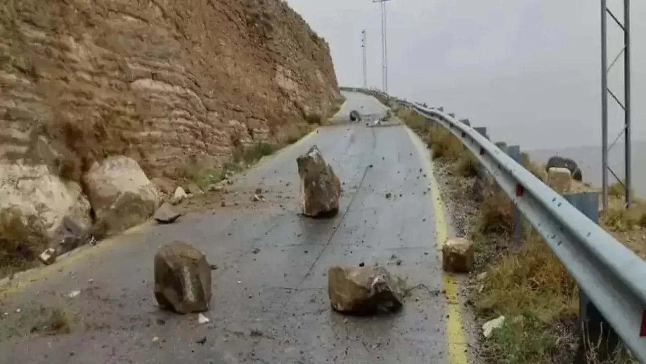 Closure of Karak  Wadi Mujib Road Due to Landslides