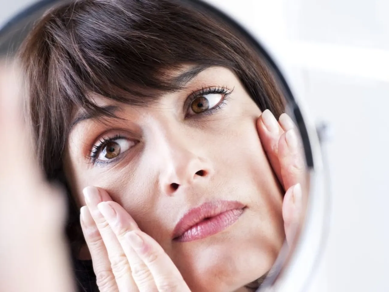 هكذا تتخلصين من إنتفاخ وجهك عند الإستيقاظ 