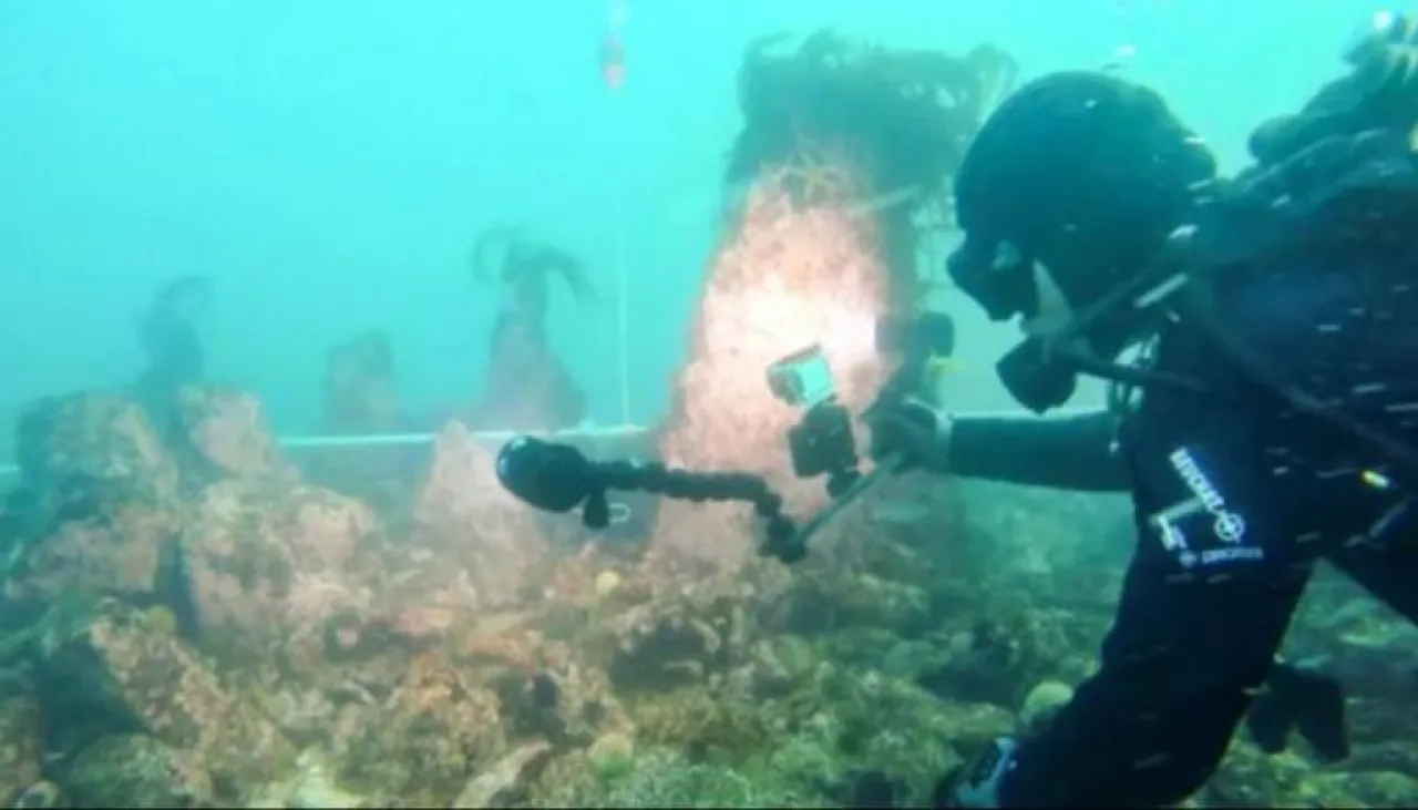 اكتشاف جدار حجري عمره 7 آلاف عام تحت الماء قبالة فرنسا