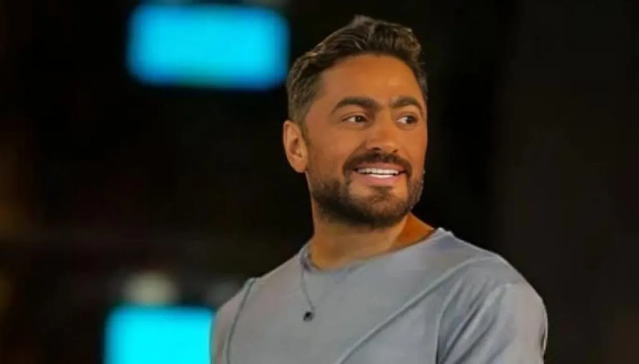 After improving his health condition Tamer Hosny showcases magic tricks in front of Asmaa Galal