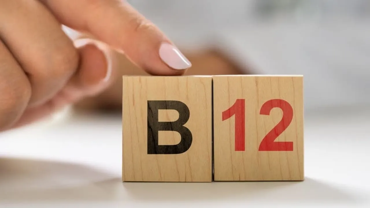 كيف يؤثر نقص فيتامين B12 على البشرة والشعر؟ 