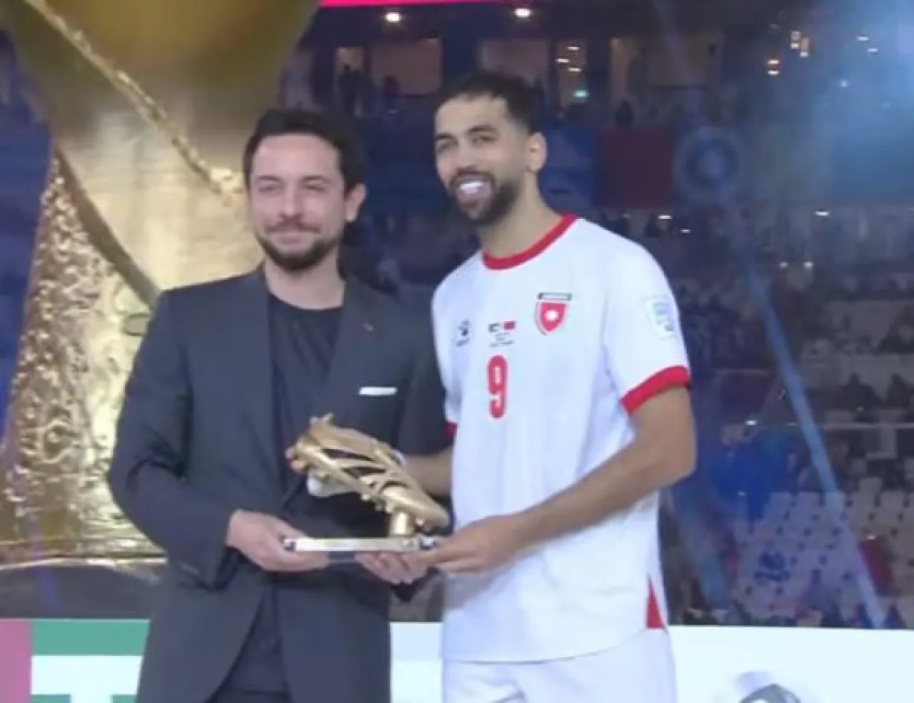 ولي العهد يتوج علوان بلقب هداف كأس العرب 2025 