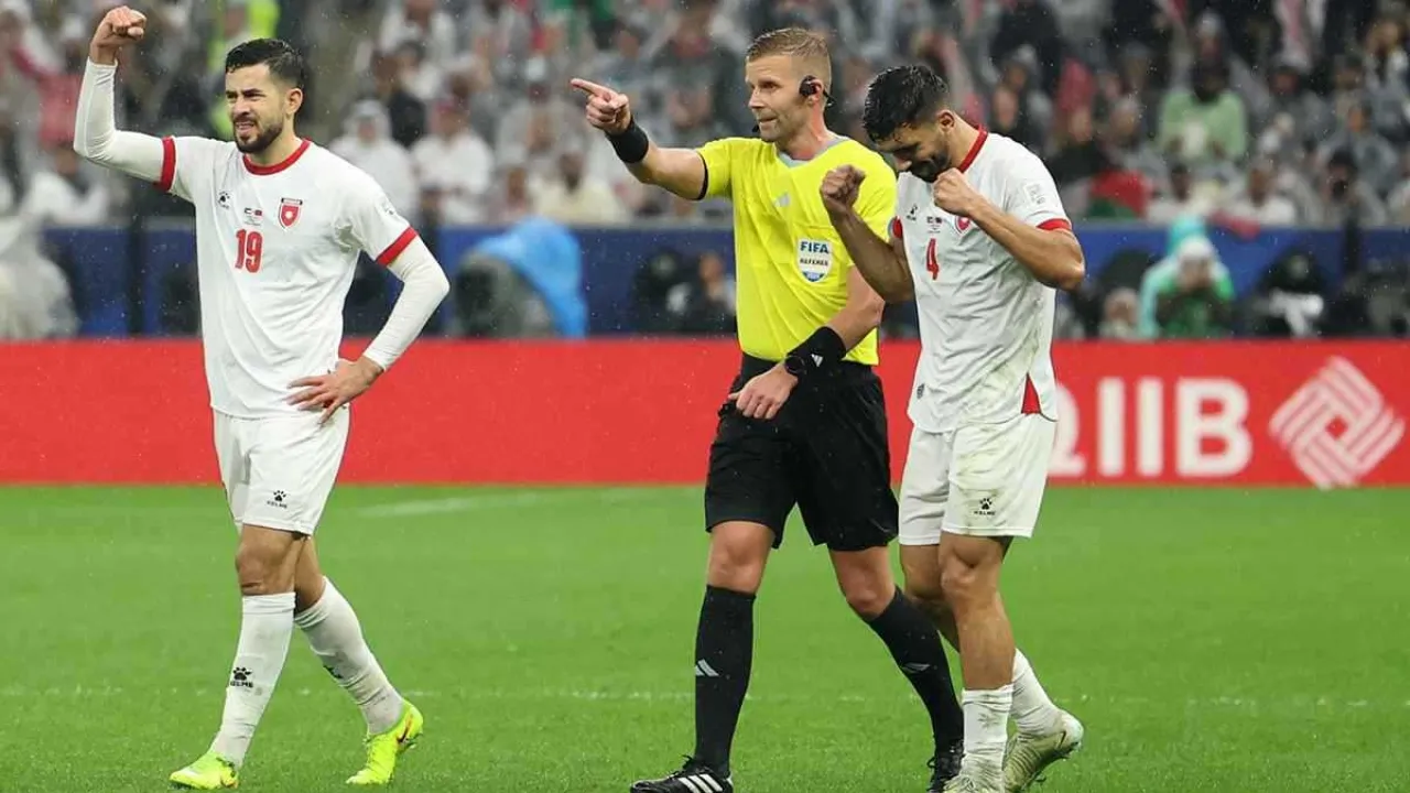 كأس العرب .. الحكم السويدي يعتذر ويقر بأخطاء تحكيمية في مباراة المغرب والأردن 