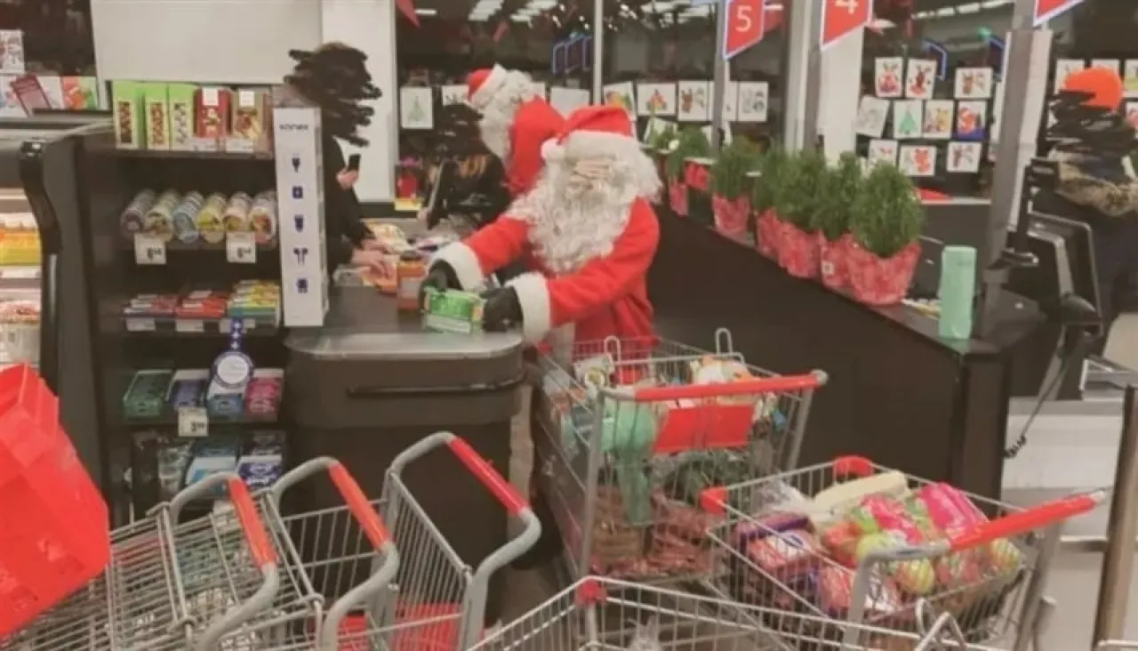 على طريقة روبن هود.. لصوص يسرقون متجراً بزي بابا نويل 