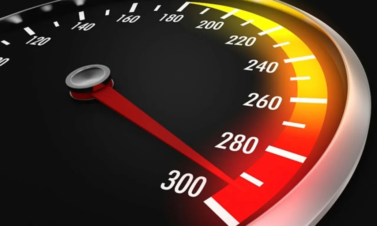 الأردن.. مركبة تُحلّق على الطريق بسرعة جنونية بلغت 237 كم/ساعة 