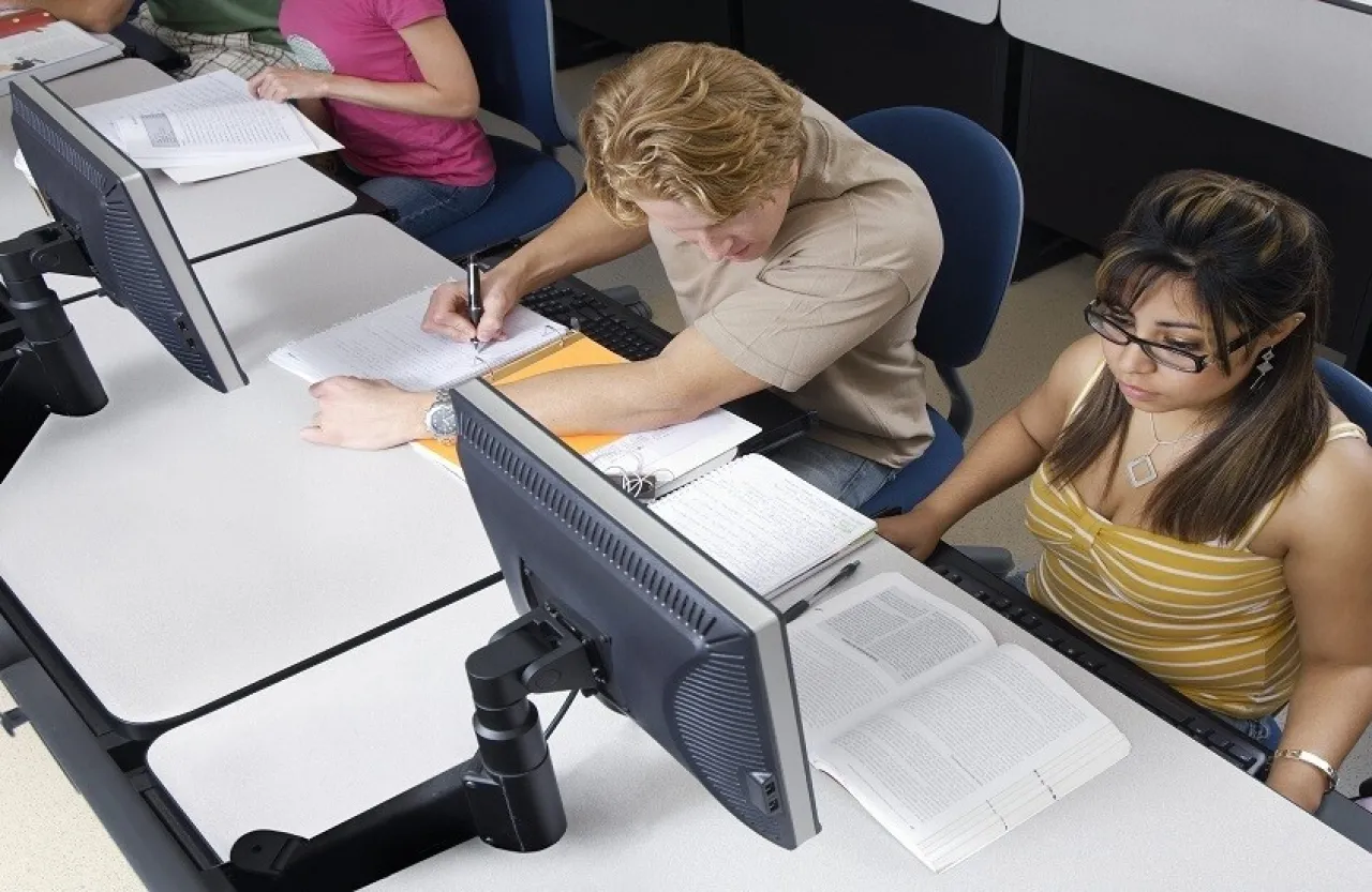 جفاف العين وفقدان مؤقت للبصر.. كيف تحمي عينيك عند استخدام الشاشات 