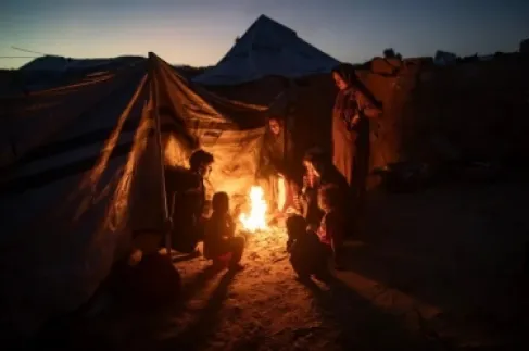 بريطانيا تنتقد تأخر دخول المساعدات إلى غزة بعد استغراق وصول الخيام عاماً كاملاً