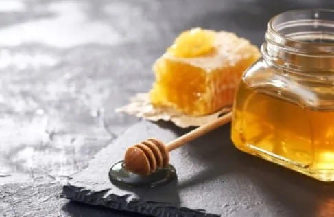 احذر تسخين العسل!.. فوائد أقل ومواد سامة أكثر