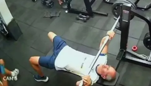 فيديو: حركة خاطئة تنهي حياة رجل داخل صالة رياضية أمام الحاضرين