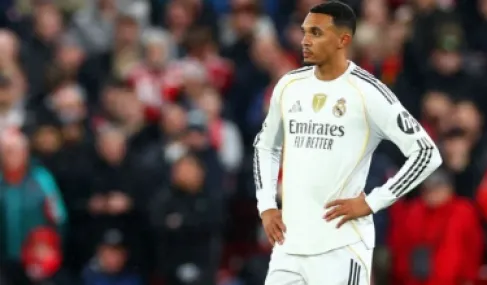 إصابة عضلية تبعد أرنولد عن الملاعب لأكثر من شهرين