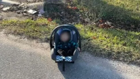 عمره 3 أشهر.. العثور على رضيع متروك على طريق دولي في العراق