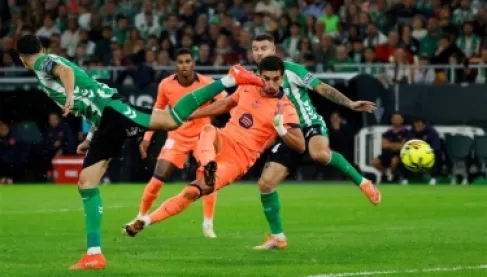 Torres' Hat-trick Leads Barcelona to Crush Betis in La Liga