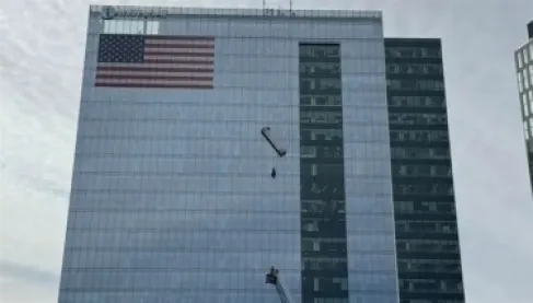 على ارتفاع 15 طابقاً.. عملية إنقاذ تحبس الأنفاس لعاملي تنظيف نوافذ