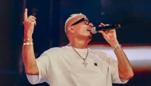 Amr Diab ignites Maha Island in Doha with a sold-out public concert