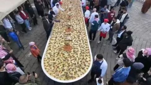 سوريون يحتفلون بـ «عيد التحرير من نظام الأسد» بـ «أكبر منسف مليحي» - فيديو