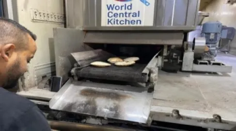 المخبزان الأردنيان المتنقلان في غزة يبدآن العمل