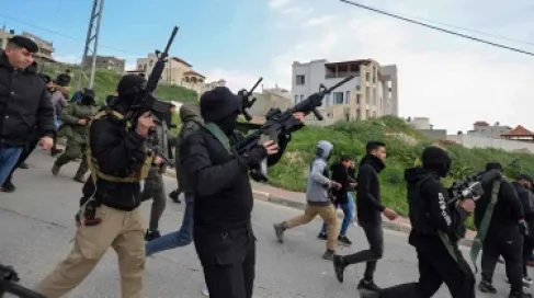 إعلام عبري: أعضاء مليشيات بغزة بدؤوا تسليم أنفسهم لحماس