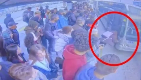 Turkey.. A bus hits a young girl who suddenly lost consciousness in the street - video