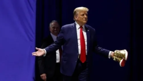 It's Bad.. Trump Halts a White House Meeting to Inspect the Officials' Shoes