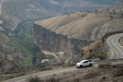 الاحتلال يبدأ بناء حاجز أمني ضخم على الحدود مع الاردن