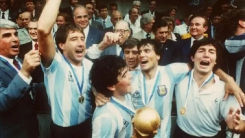 بطل العالم يحذّر الأرجنتين من الجزائر والأردن في المونديال