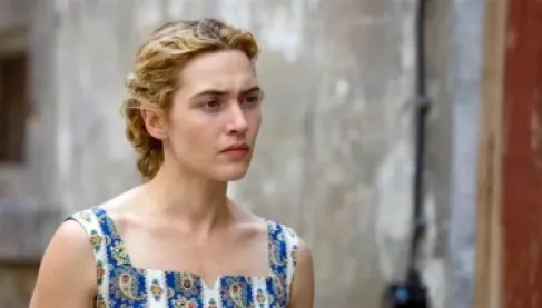 كيت وينسلت تهاجم جراحات التجميل وتصفها بالوباء المرعب والمدمر