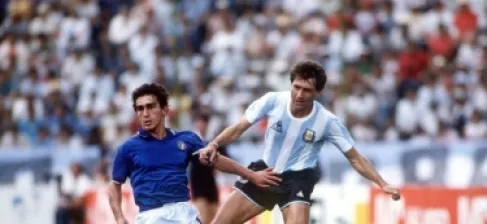 اسطورة الارجنتين يحذر منتخب بلاده من النشامى