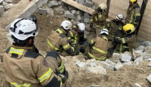 انهيار جدار بمبنى قيد الإنشاء في الكويت يسفر عن وفاة شخصين