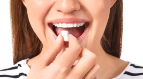 ابتلاع العلكة!.. ماذا يحدث لجسمك؟