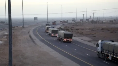 الجيش يسير 13 شاحنة محملة بـ 54,600 طرد غذائي إلى اليمن