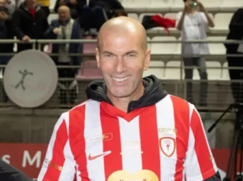 علاقة مثيرة بين زيدان ونادٍ درجة ثالثة