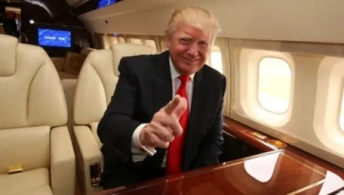 Embarrassing moment.. An employee opens the door of the presidential plane's bathroom and collides with Trump