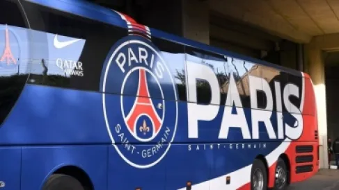 رشق حافلة باريس سان جيرمان بالحجارة.. والقبض على شخصين