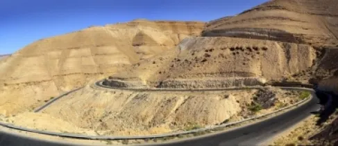 إغلاق طريق الكرك - وادي الموجب بسبب انهيارات صخرية