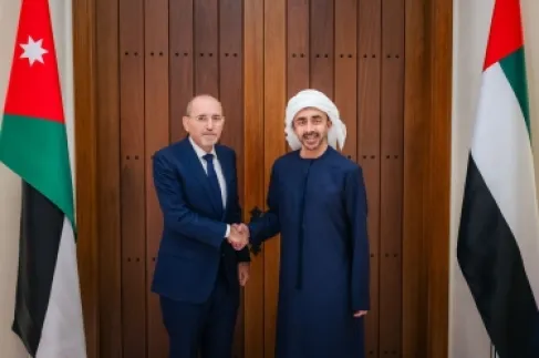 الصفدي يبحث مع نظيره الإماراتي العلاقات الثنائية والتطورات بالمنطقة