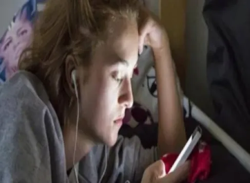 دراسة تحذر من تآكل الدماغ لدى الأطفال بسبب السهر على المنصات الاجتماعية