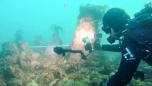 اكتشاف جدار حجري عمره 7 آلاف عام تحت الماء قبالة فرنسا