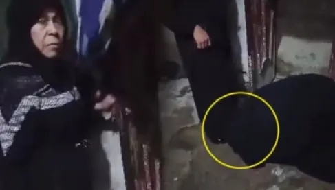 Most Viral in Syria.. Video Documents Woman Forced to Kiss Her Mother-in-Law's Foot in Front of Her Child