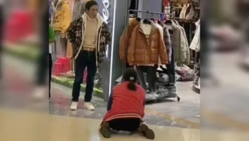 فيديو حصد الملايين وأشعل الغضب.. سيدة تستجدي زوجها لشراء سترة شتوية