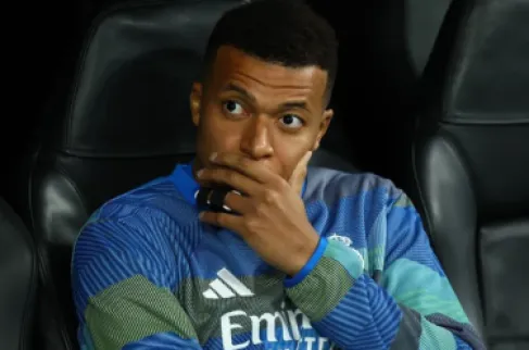 إصابة الركبة تمنع مبابي من تدريبات العشب