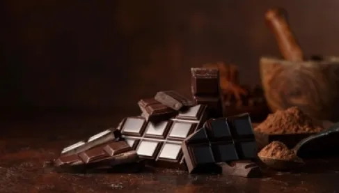 اكتشاف العنصر الذي يبطئ الشيخوخة في الشوكولا الداكنة