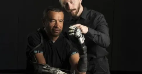 ابتكار يد إلكترونية بقدرات إرادية مستقلة