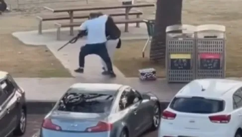 بالفيديو.. رجل ينقض على أحد منفذي هجوم سيدني